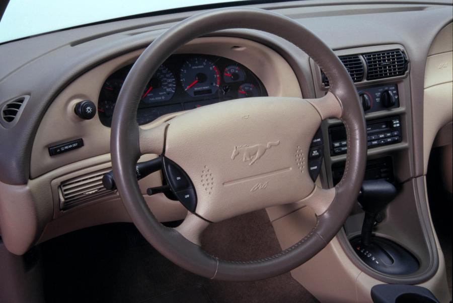  Ford Mustang GT 1999 года  (фото 12 из 47)